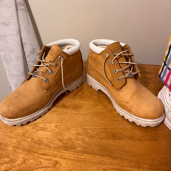Timberlands 9.5 boots - Picture 2 of 6